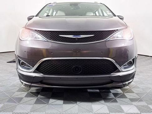 Used 2018 Chrysler Pacifica Touring-L w/ Advanced Safetytec Group image 2