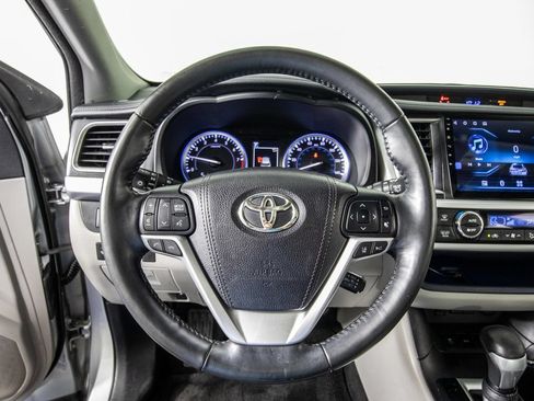 Used 2018 Toyota Highlander Limited Platinum FWD image 22