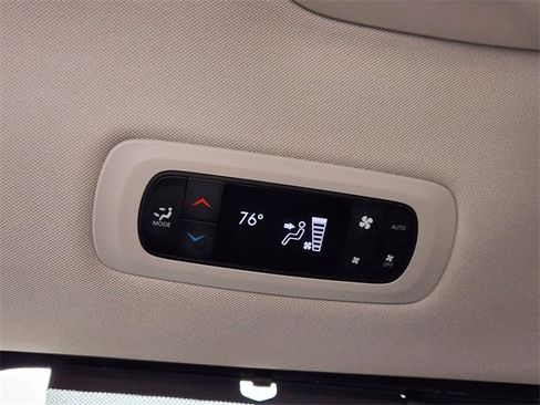 Used 2024 Chrysler Pacifica Touring-L image 28