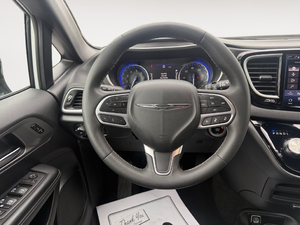 Used 2025 Chrysler Pacifica Select FWD image 12