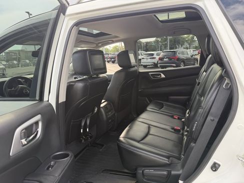 Used 2019 Nissan Pathfinder Platinum AWD/4WD image 4