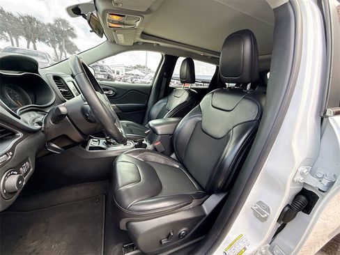 Used 2019 Jeep Cherokee Latitude Plus image 23