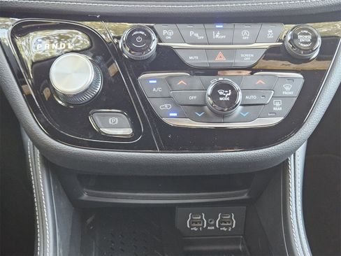 New 2025 Chrysler Pacifica Limited image 19