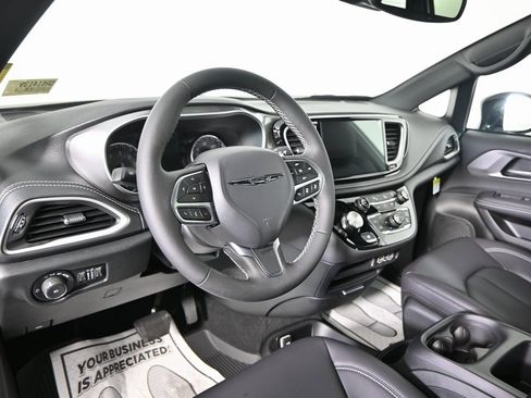 Used 2025 Chrysler Pacifica Select w/ Fav Edition Package image 25