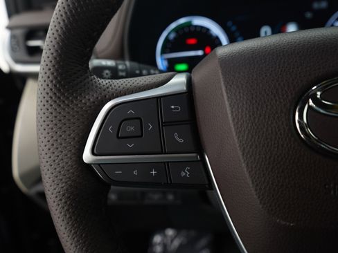 Used 2023 Toyota Sienna Platinum image 30