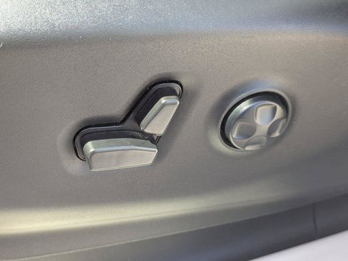 Used 2023 Chrysler Voyager LX FWD image 27