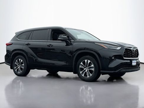 Used 2023 Toyota Highlander L image 1