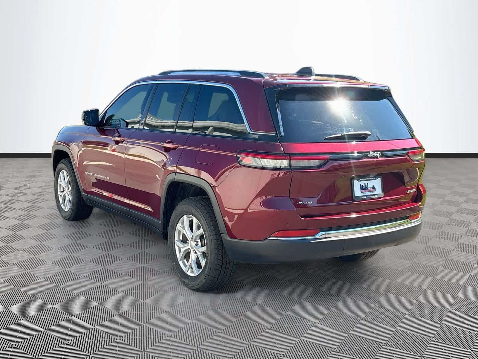 Used 2023 Jeep Grand Cherokee Limited w/ Trailer Tow Prep Group (B) AWD/4WD image 7