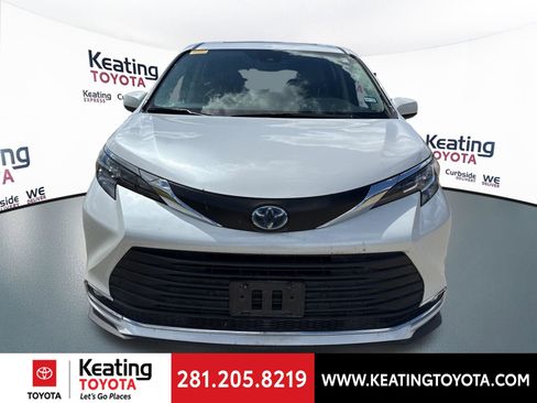 Used 2024 Toyota Sienna XLE image 2
