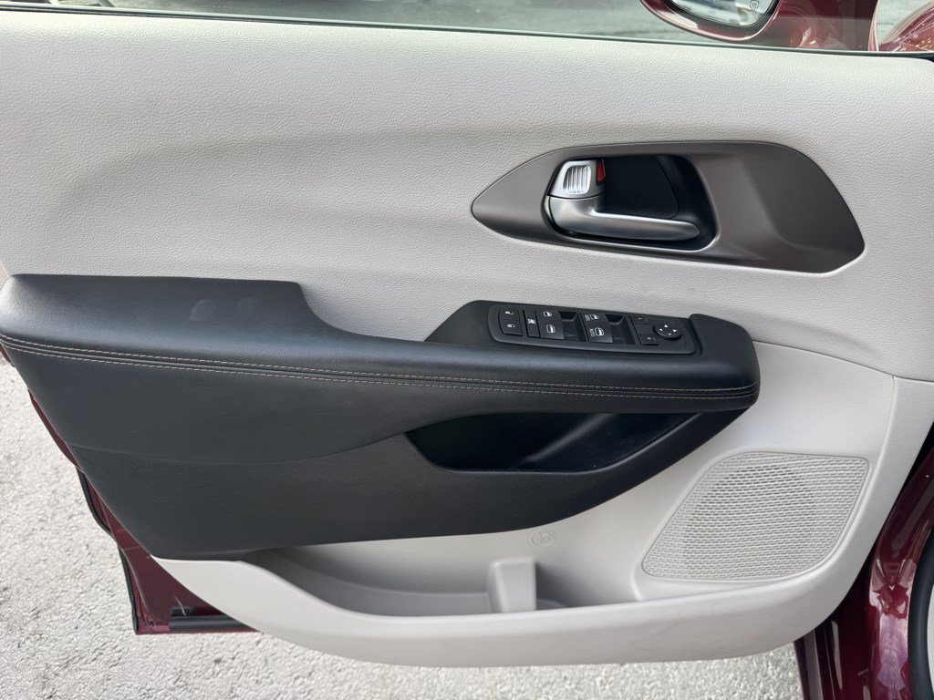 Used 2020 Chrysler Pacifica Touring FWD image 12