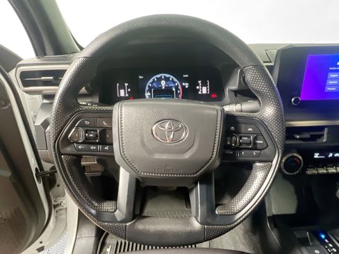 Used 2025 Toyota Tacoma SR AWD/4WD image 17
