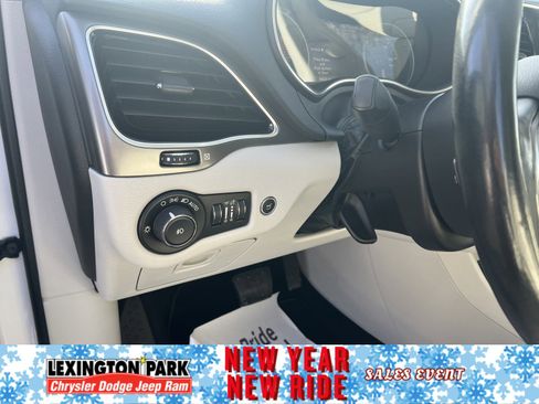 Used 2019 Jeep Cherokee Limited w/ Technology Group image 17