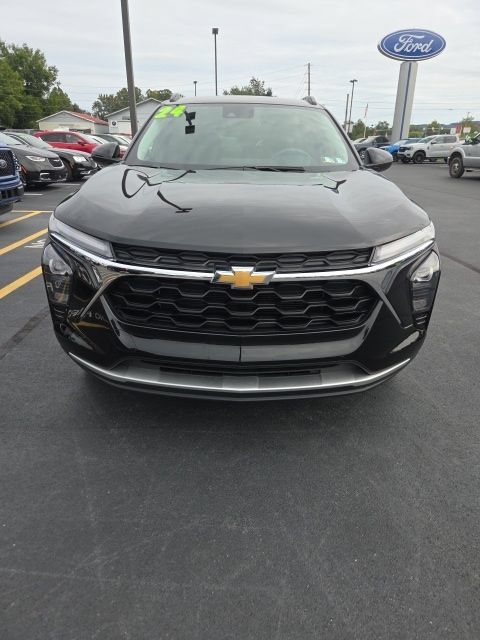 Used 2024 Chevrolet Trax LT FWD image 2