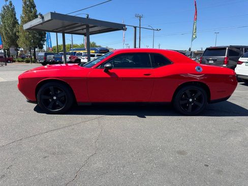 Used 2015 Dodge Challenger SXT RWD image 8