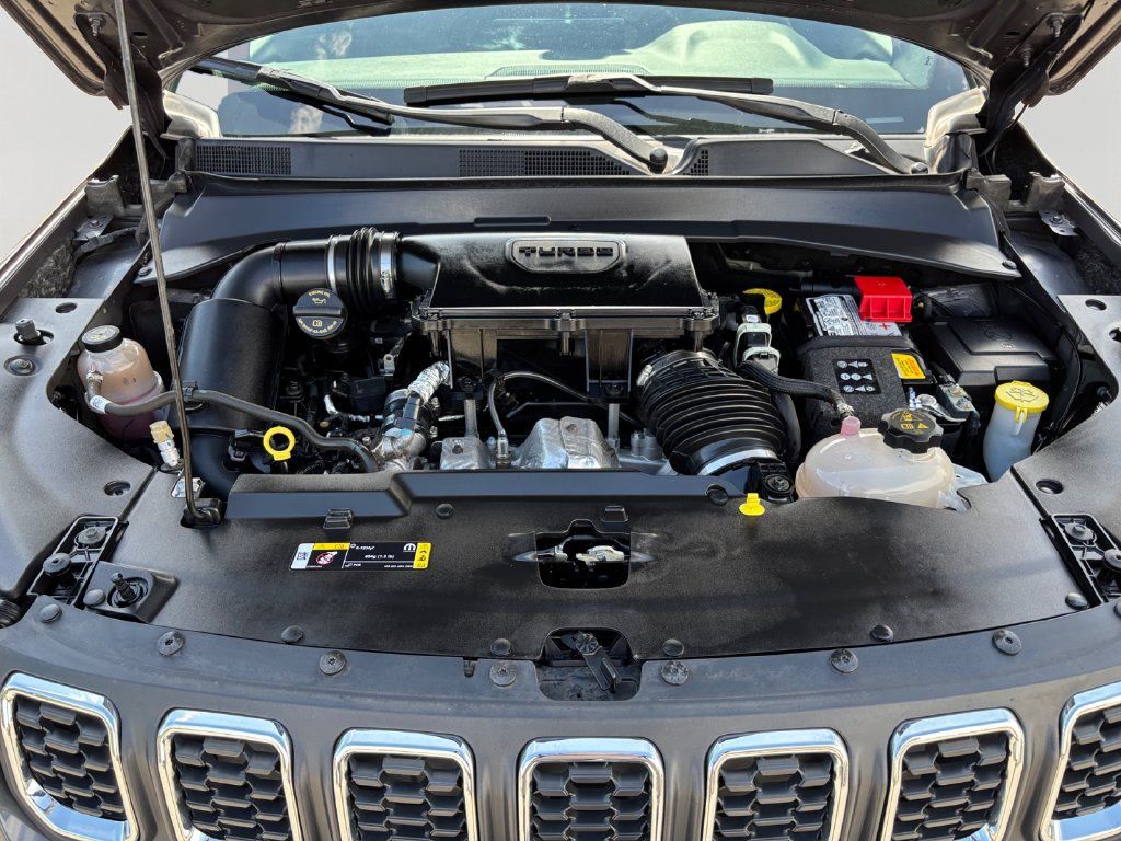 Used 2024 Jeep Compass Latitude AWD/4WD image 9