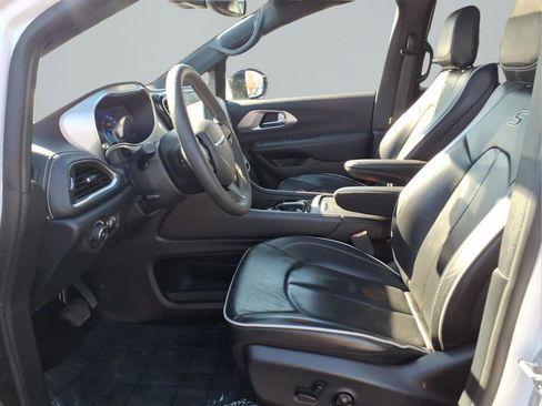 Used 2025 Chrysler Pacifica Limited image 25