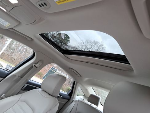 Used 2017 Ford Fusion SE w/ Fusion SE Technology Package image 27