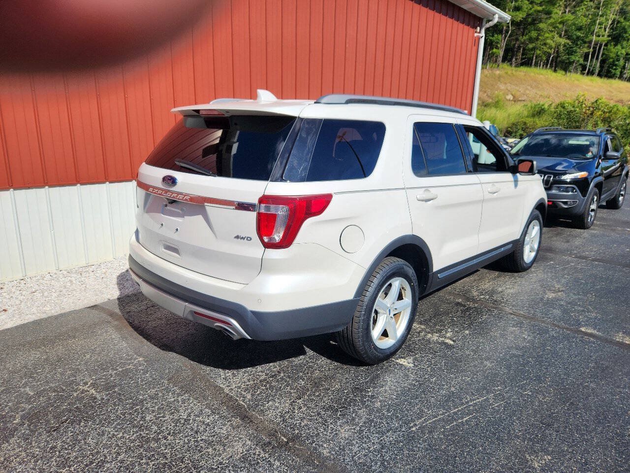 Used 2017 Ford Explorer XLT w/ Equipment Group 201A AWD/4WD image 8