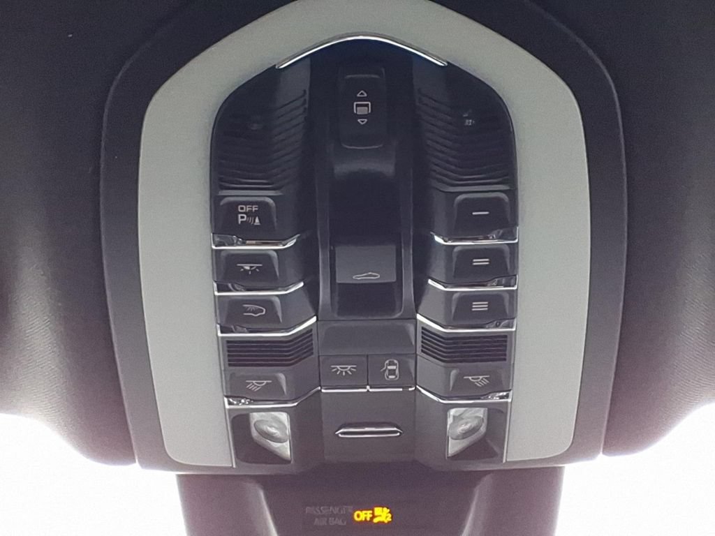 Used 2022 Porsche Macan AWD/4WD image 23