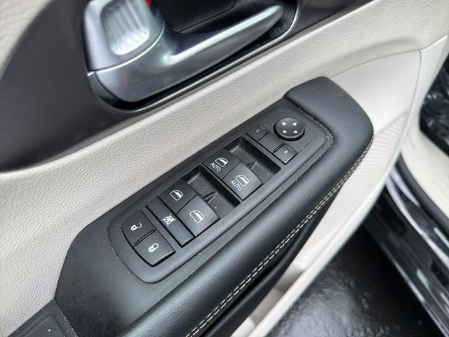 Used 2024 Chrysler Pacifica Touring-L FWD image 11