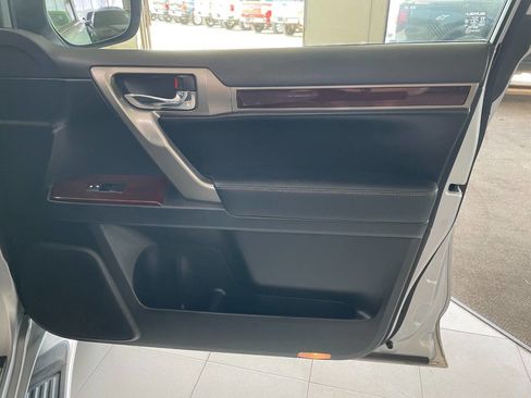 Used 2015 Lexus GX 460 image 32