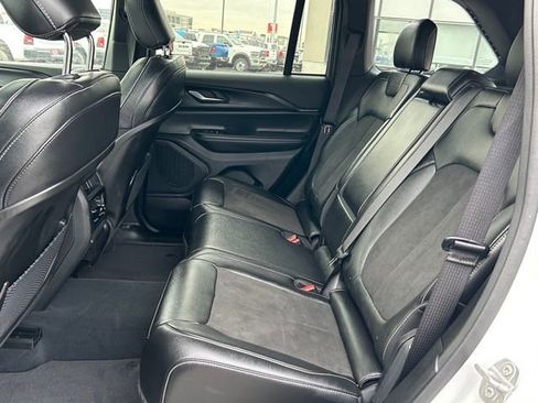 Used 2023 Jeep Grand Cherokee Altitude AWD/4WD image 19
