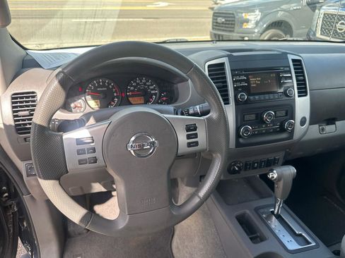 Used 2014 Nissan Frontier SV w/ SV Value Truck Package AWD/4WD image 9