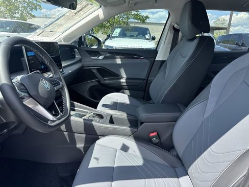 New 2025 Volkswagen Tiguan SE image 10
