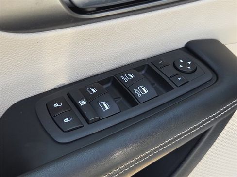 Used 2023 Chrysler Pacifica Touring-L image 19