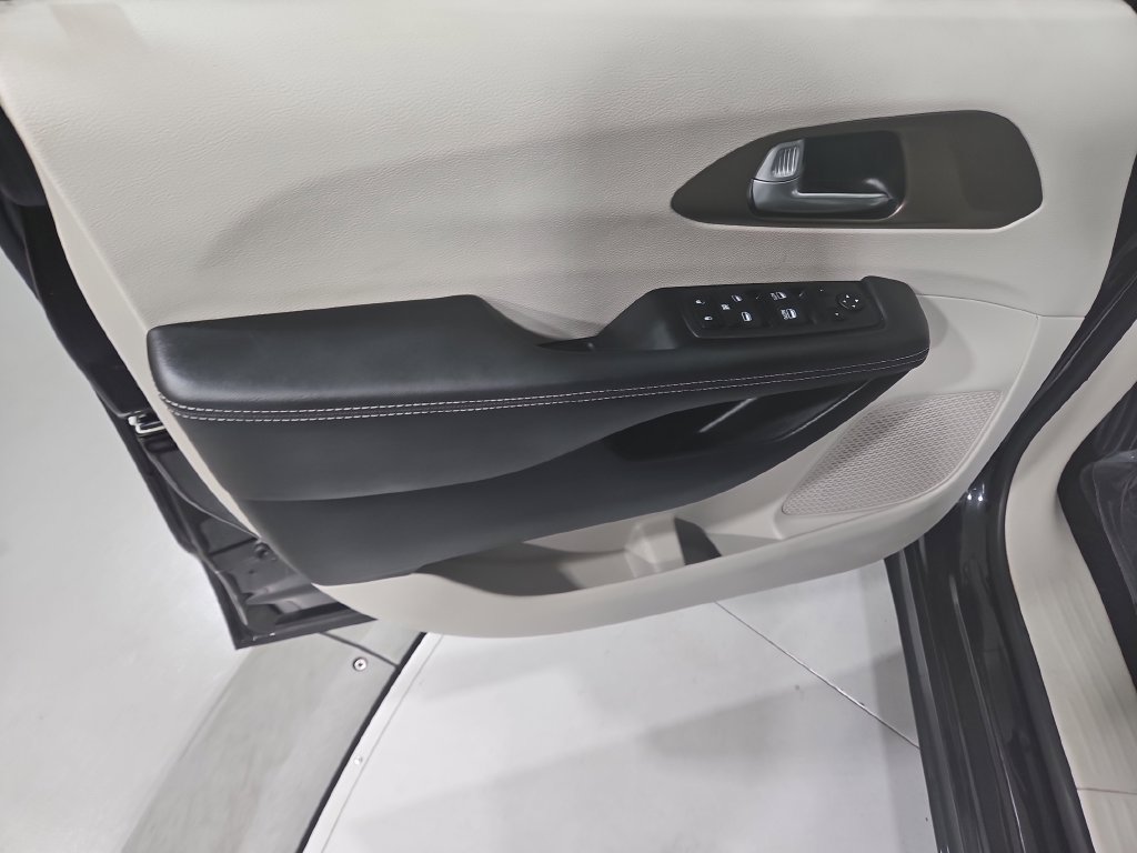 Used 2024 Chrysler Voyager LX FWD image 11