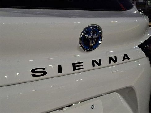 Certified 2024 Toyota Sienna LE image 30