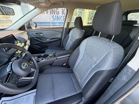 Used 2023 Nissan Rogue SV image 7