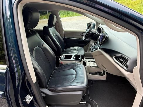 Used 2022 Chrysler Pacifica Touring-L FWD image 23