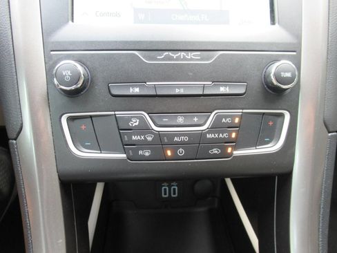Used 2020 Ford Fusion SE FWD image 28