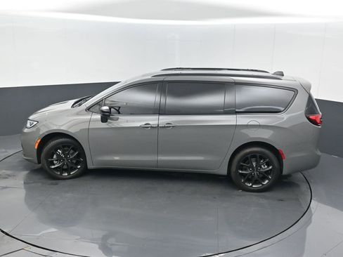 Used 2023 Chrysler Pacifica Limited w/ S Appearance Package AWD/4WD image 45