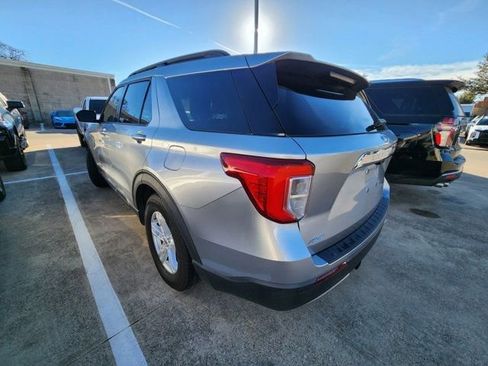 Used 2021 Ford Explorer XLT w/ Equipment Group 202A image 4