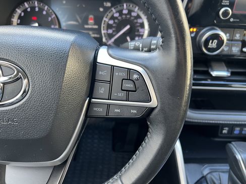 Used 2022 Toyota Highlander XLE image 31