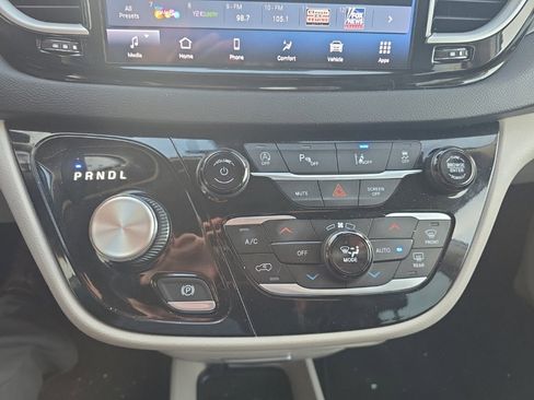 Used 2024 Chrysler Pacifica Touring-L image 24