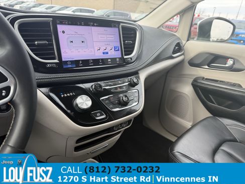 Used 2023 Chrysler Pacifica Touring-L image 20