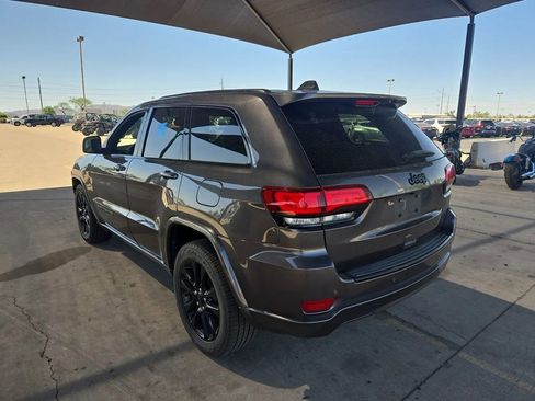 Used 2017 Jeep Grand Cherokee Altitude RWD image 2
