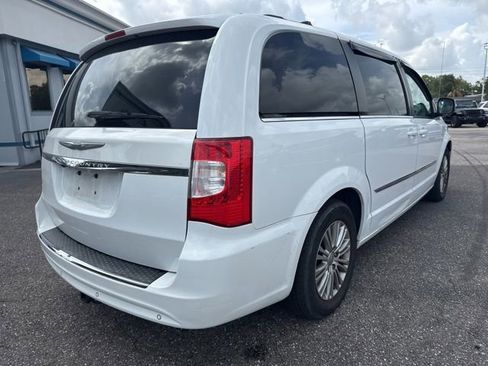 Used 2015 Chrysler Town & Country Touring-L FWD image 8