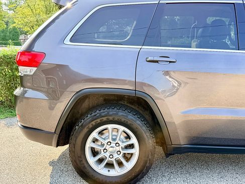 Used 2018 Jeep Grand Cherokee Laredo AWD/4WD image 11