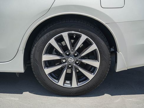 Used 2016 Nissan Altima 2.5 SV w/ Convenience Package FWD image 11