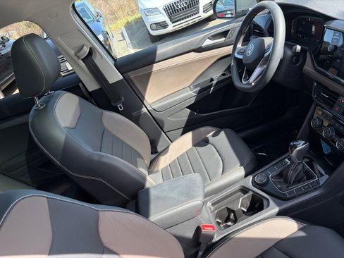 Used 2022 Volkswagen Taos SEL image 32