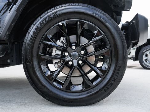 Used 2025 Jeep Wrangler Unlimited Sahara AWD/4WD image 27