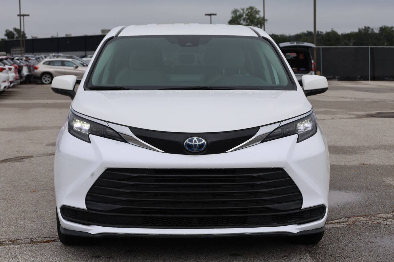 Used 2024 Toyota Sienna LE FWD image 2