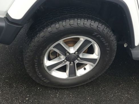 Used 2021 Jeep Wrangler Unlimited Sahara w/ Uconnect 4C Nav & Sound Group image 5