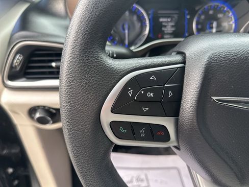 Used 2017 Chrysler Pacifica Touring image 15