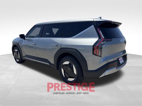 Used 2024 Kia EV9 Light Long Range RWD image 9