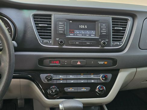 Used 2018 Kia Sedona L FWD image 16